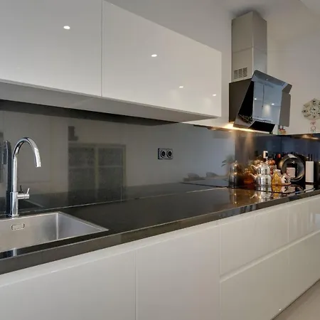 Luxury Penthouse In Center شقة *